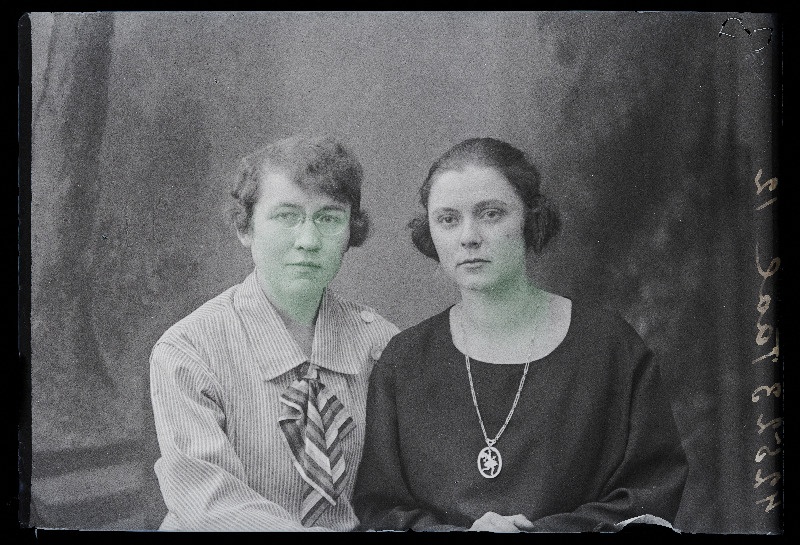 Kaks naist, (foto tellija Taal).
