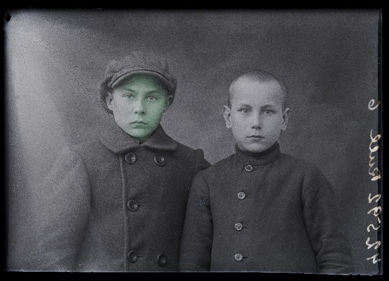 Kaks koolipoissi, (foto tellija Rull).