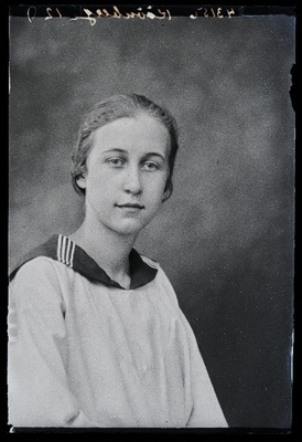 Viljandi Eesti Haridusseltsi Tütarlaste Gümnaasiumi õpilane Köönberg.  similar photo