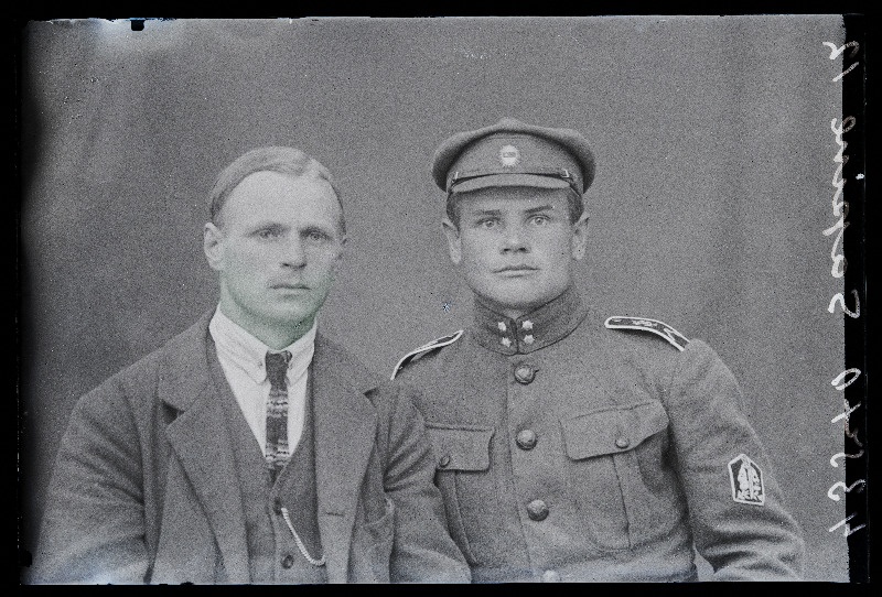 Tsiviilisik ja Sakala Jalaväerügemendi sõjaväelane, (foto tellija Sapine).