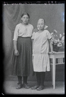 Kaks neiut, (foto tellija Marie Pullmann).  similar photo