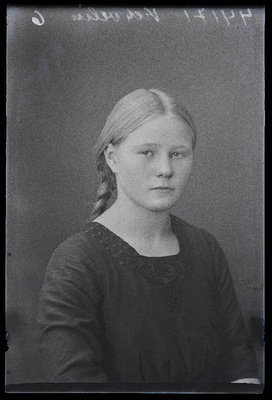 Helmi Vihvelin.  similar photo