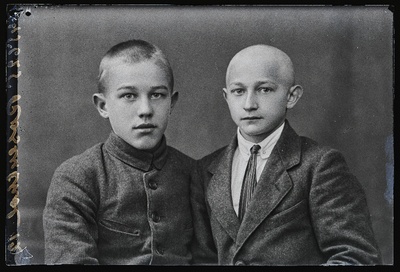 Kaks noormeest, (foto tellija Rosenthal).  duplicate photo