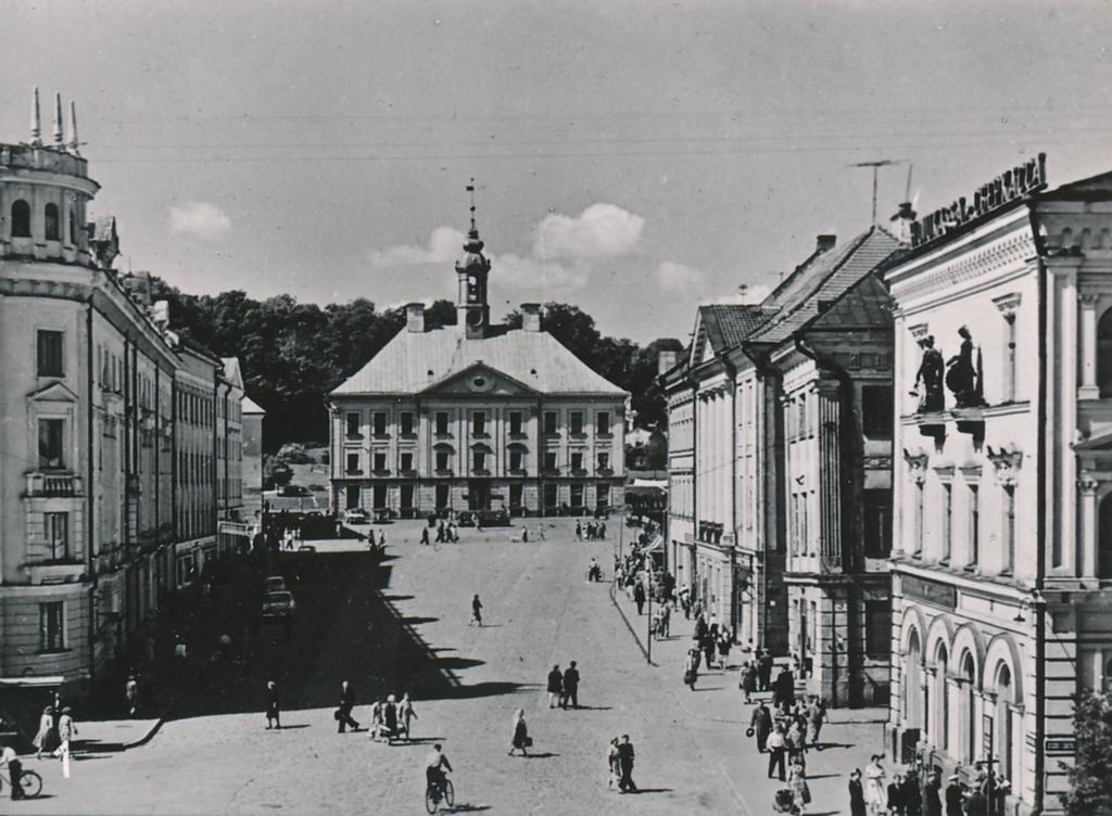 Piltpostkaart. Nõukogude väljak (Raekoja plats) Tartus. 1960ndatel.