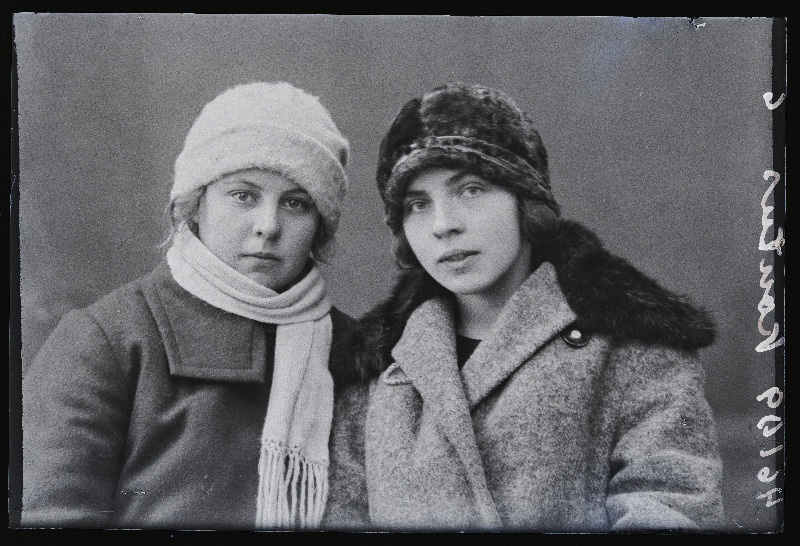 Kaks naist, (foto tellija Kontus).
