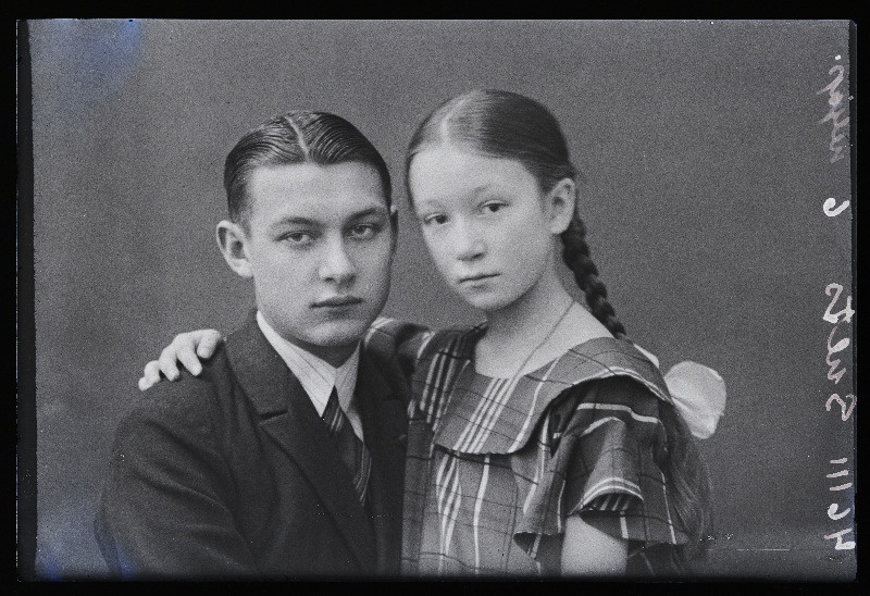 Noormees ja neiu, (foto tellija Sults).