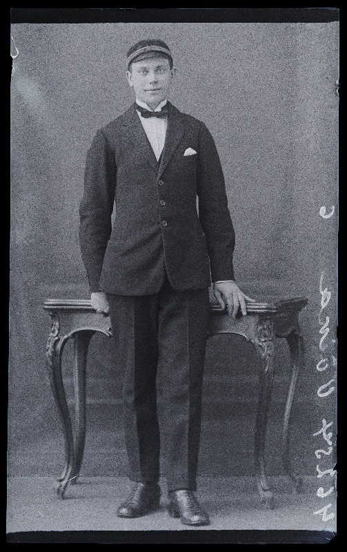 Teklis Leo Võika.