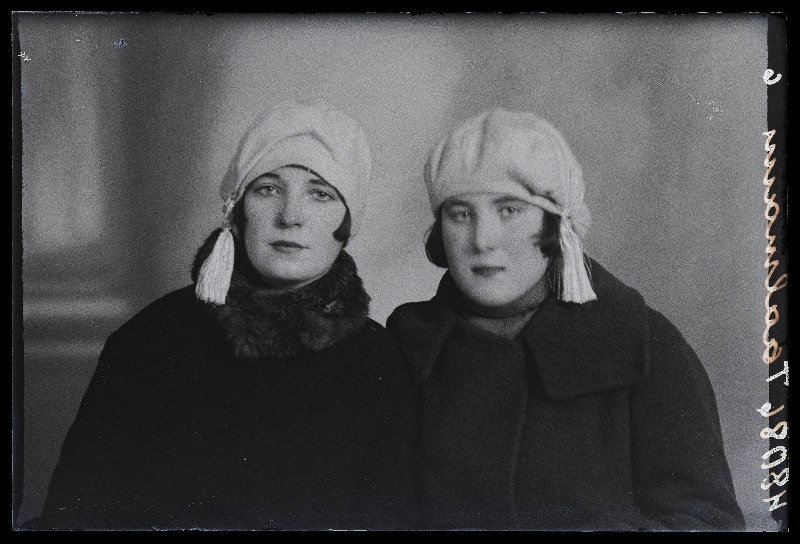 Kaks naist, (foto tellija Taalmann).