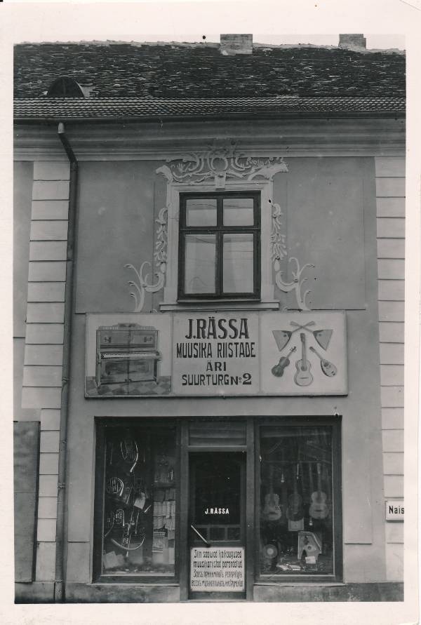 Suurturg 2 (Raekoja plats 2): Jaan Rässa muusikariistade kauplus. Tartu, 1928. Foto O. Stamm. Repro E. Selleke.