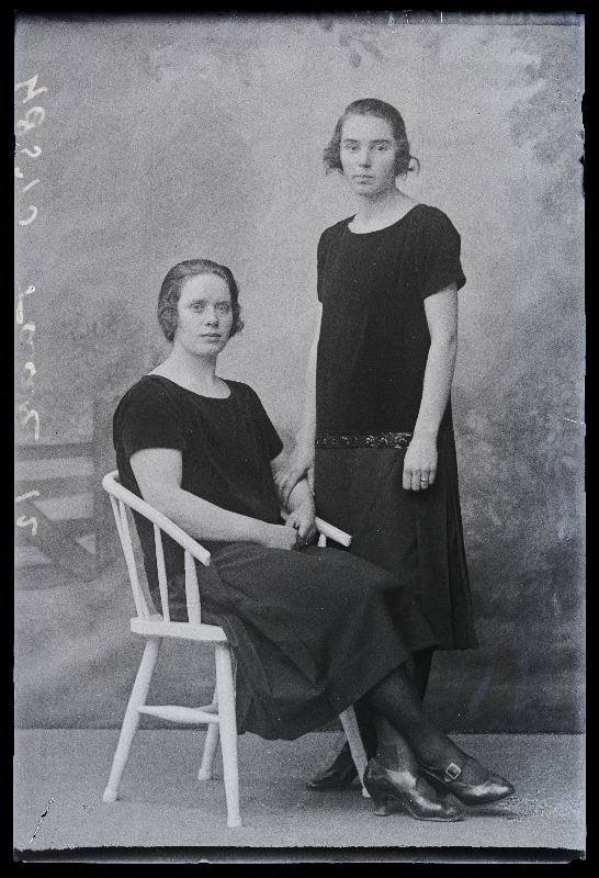 Kaks naist, (foto tellija Taar).