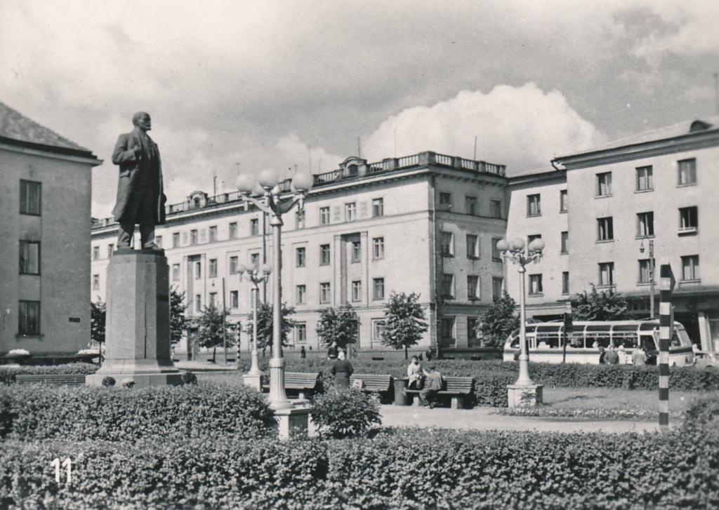 Piltpostkaart. Lenini ausammas Eesti Põllumajanduse Akadeemia ees Lenini väljakul.  Tartu, 1964.