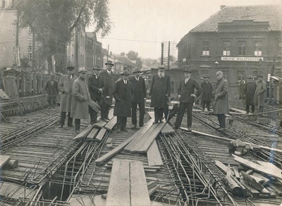 Vabadussild, ehitamine Taga Vene t, paremal majasilt "Meltsi villatööstus". Tartu, 1925.  similar photo