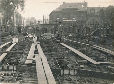 Vabadussild, ehitamine Taga Vene t, paremal majasilt "Meltsi villatööstus". Tartu, 1925.  similar photo