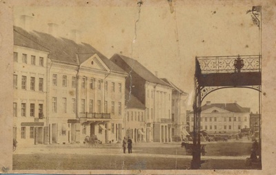 Raekoja plats, vaade Raekoja plats 3 juurest. Taga ülejõel hotell Bellevue. Tartu, 1880-1890.  duplicate photo