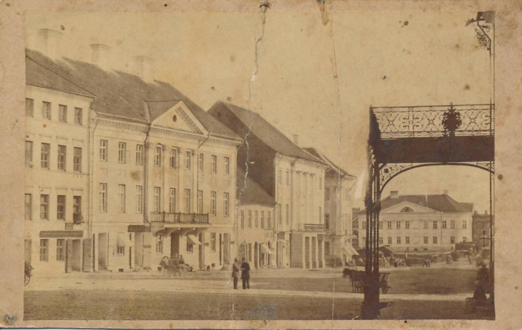 Raekoja plats, vaade Raekoja plats 3 juurest. Taga ülejõel hotell Bellevue. Tartu, 1880-1890.