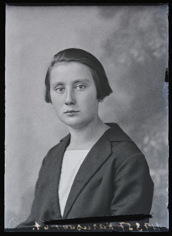 Linda Karusaar, (Oiu postiagentuur, Valma küla).