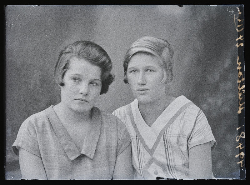 Kaks naist, (foto tellija Mälton).