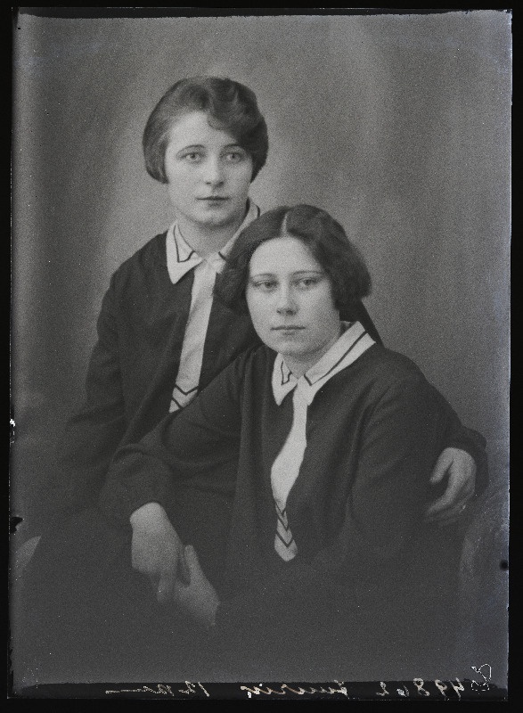 Kaks naist, (foto tellija Juurik).