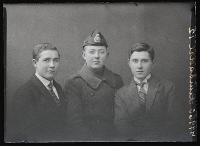 Grupp mehi, sõjaväelane, (foto tellija Anton Lembavere, Vana-Tänassilma vald, Valma küla, Peerna talu).  similar photo