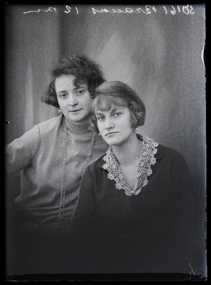 Kaks naist, (foto tellija Brauns).  duplicate photo