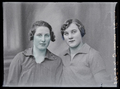 Kaks naist, (foto tellija Simm).  duplicate photo