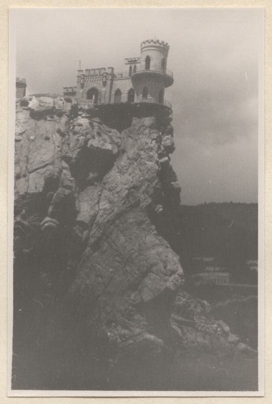 Pääsupesa loss Krimmis Gasparas Aurora kaljul