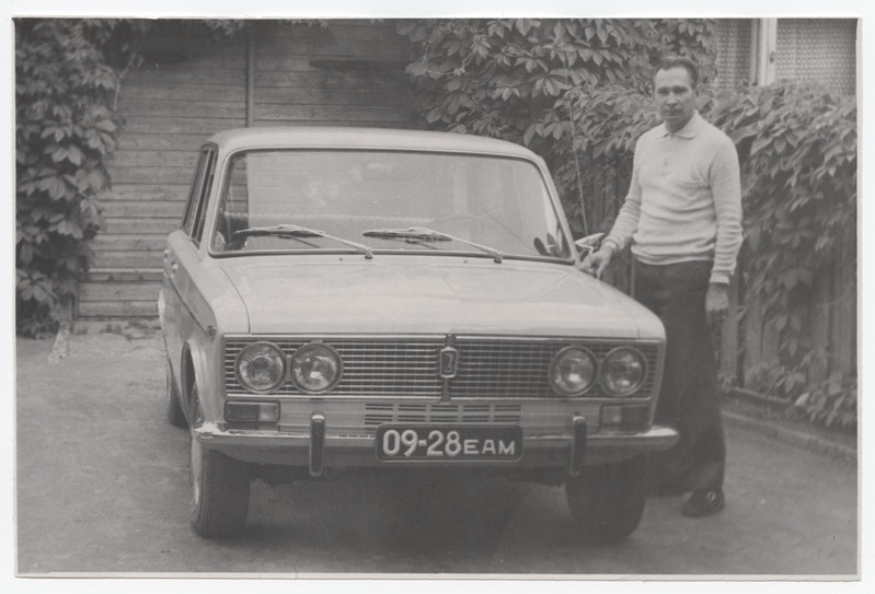 Kapten Uno Laur oma auto Žiguli  VAZ-2103 kõrval