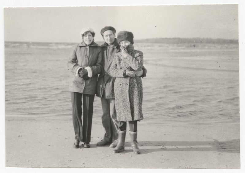 Kapten Uno Laur koos abikaasa ja õega(?) mere ääres
