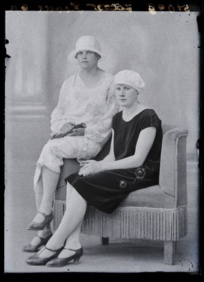 Kaks naist, (foto tellija Leoke).  similar photo