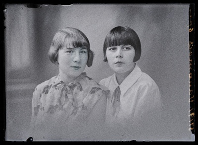 Kaks naist, (foto tellija Vanamois).  duplicate photo