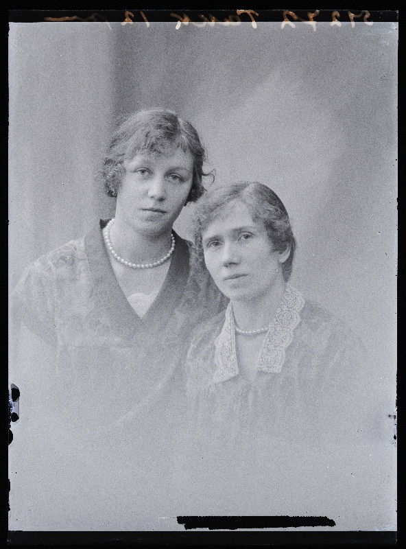 Kaks naist, (foto tellija Takk).