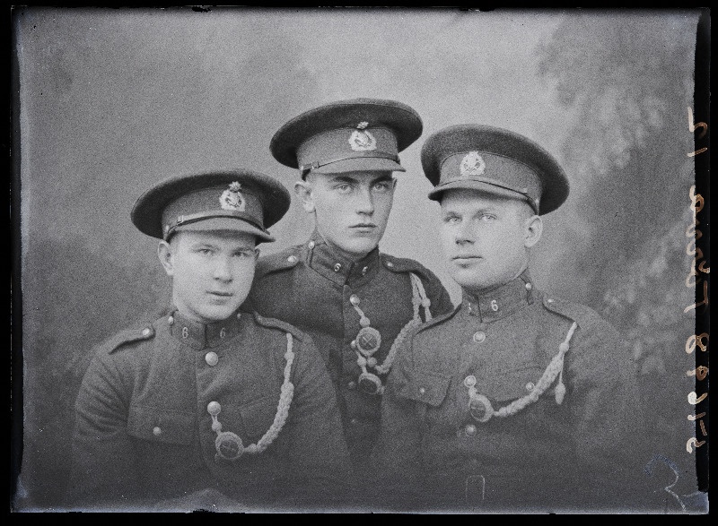 Grupp 6. Suurtükiväegrupi sõjaväelasi, paremal Martinson, (foto tellija Tõrva).