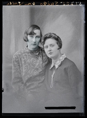 Kaks naist, (foto tellija Suits).  similar photo