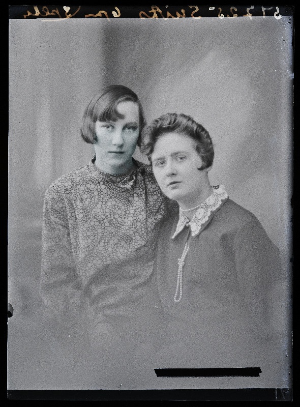 Kaks naist, (foto tellija Suits).