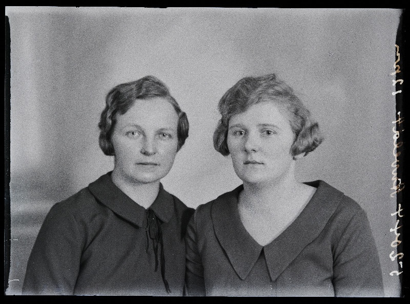 Kaks naist, (foto tellija Anvelt).
