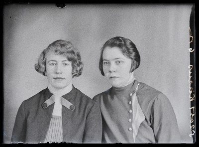 Kaks naist, (foto tellija Karus).  similar photo