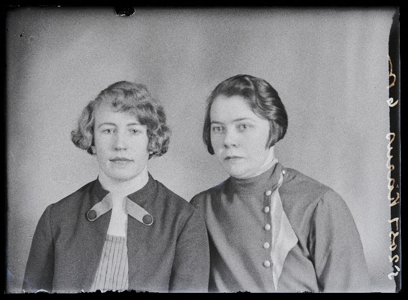 Kaks naist, (foto tellija Karus).