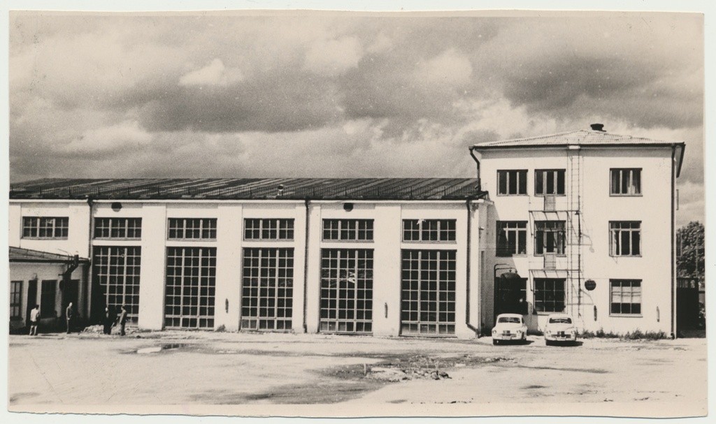 foto, Viljandi, Uku tn 1a, Autobaas nr. 8 remondihall, u 1960, foto E. Veliste