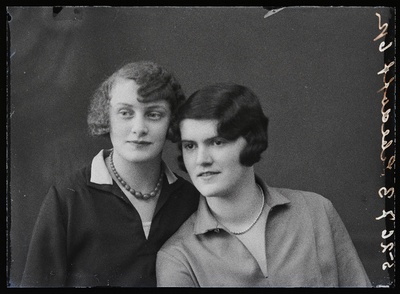 Kaks naist, (foto tellija Lebedeff (Lebedev)].  similar photo