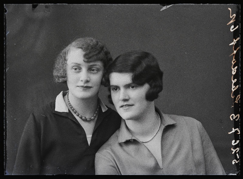 Kaks naist, (foto tellija Lebedeff (Lebedev)].