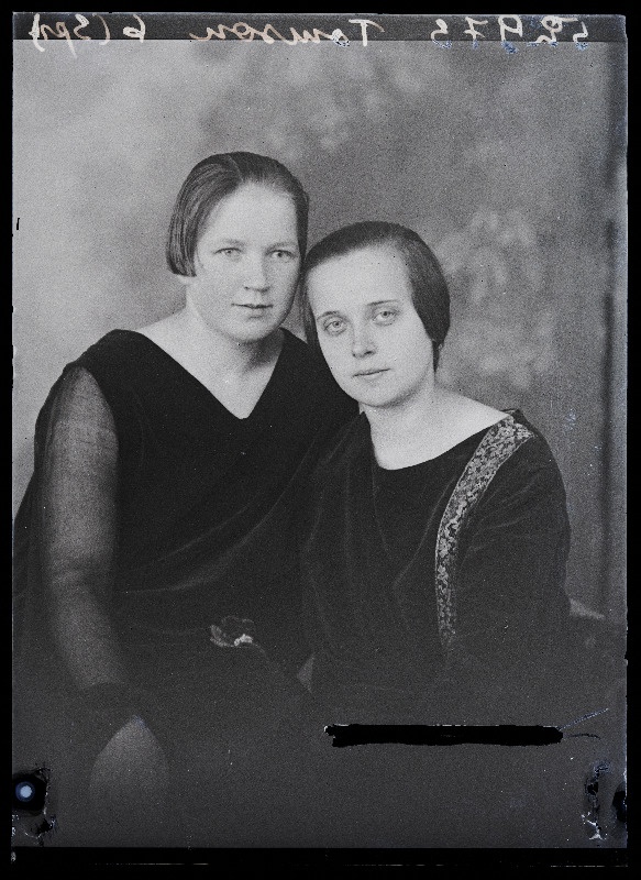 Kaks naist, (foto tellija Thomson).