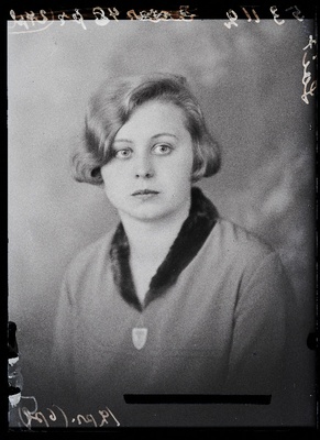 Viljandi Eesti Haridusseltsi Tütarlaste Gümnaasiumi lõpetaja Salme Helene Loit (Valdek).  duplicate photo