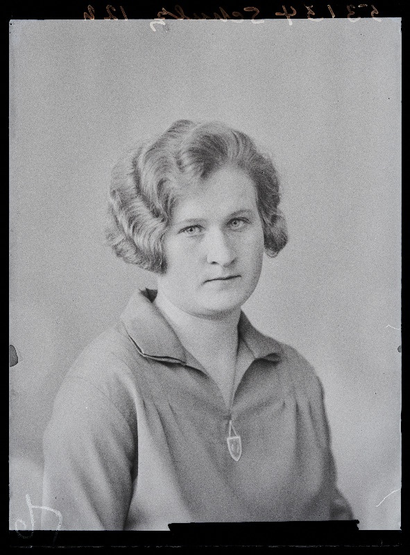 Viljandi Eesti Haridusseltsi Tütarlaste Gümnaasiumi lõpetaja Ada Johanna Schults (Sammul).