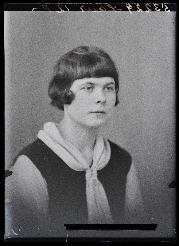 (Viljandi Eesti Haridusseltsi Tütarlaste Gümnaasiumi lõpetaja Marie Johanna) Laur.