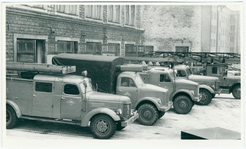 Tuletõrjeautod Raua tänava tuletõrjehoone hoovis, 1958.a.