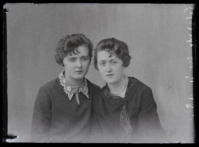 Kaks naist, (foto tellija Gross).