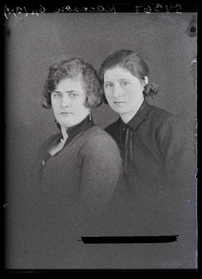 Kaks naist, Roos (vasakul) ja Raekson.  similar photo