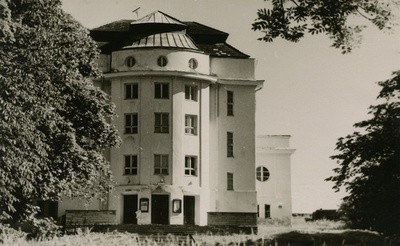 Rakvere Teater, fassaadivaade. Arhitektid Johann Ostrat, Tõnis Mihkelson  duplicate photo