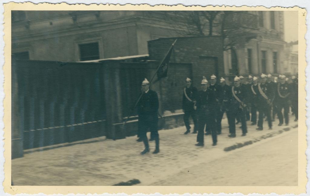 Rühm tuletõrjujaid Vana-Viru tänaval marssimas.