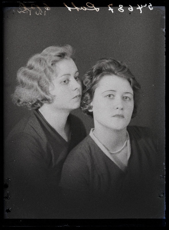 Kaks naist, (foto tellija Lott).